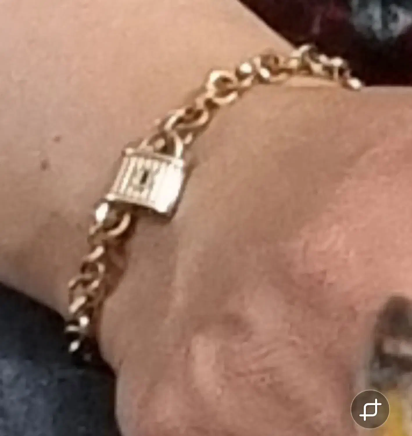 یک دستبند گم شده|اشیا|کیش, |دیوار