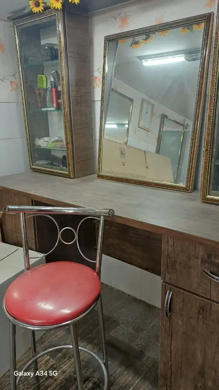 لوازم آرایشگاهی|آرایشگاه و سالن‌های زیبایی|بافق, |دیوار