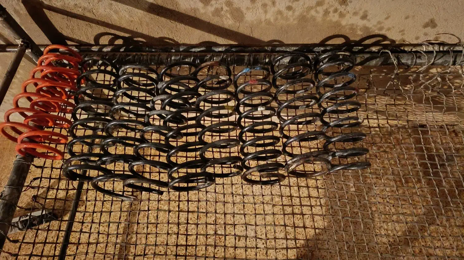 منبع اگزوز 106 و 5 جفت فنر اسپرت پراید|قطعات یدکی و لوازم جانبی|دوگنبدان, |دیوار