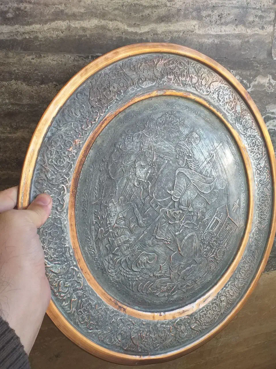 انواع دیوارکوب و لیوان برنجی همگی قدیمی و نقشدار|کلکسیون اشیاء عتیقه|بیرجند, |دیوار