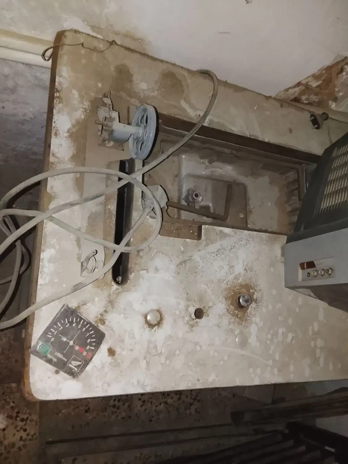 میز چرخ خیاطی|چرخ خیاطی و ریسندگی|اصفهان, برازنده|دیوار