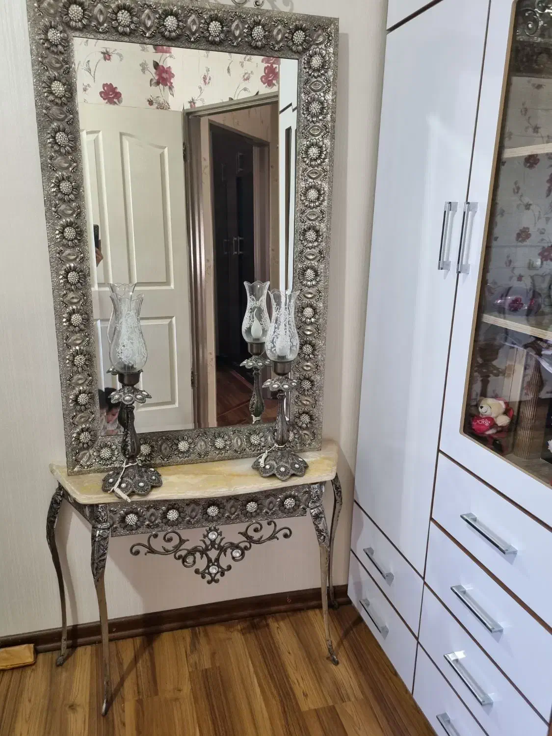 آیینه و کنسول|بوفه، ویترین، کنسول|بندر انزلی, معلم|دیوار