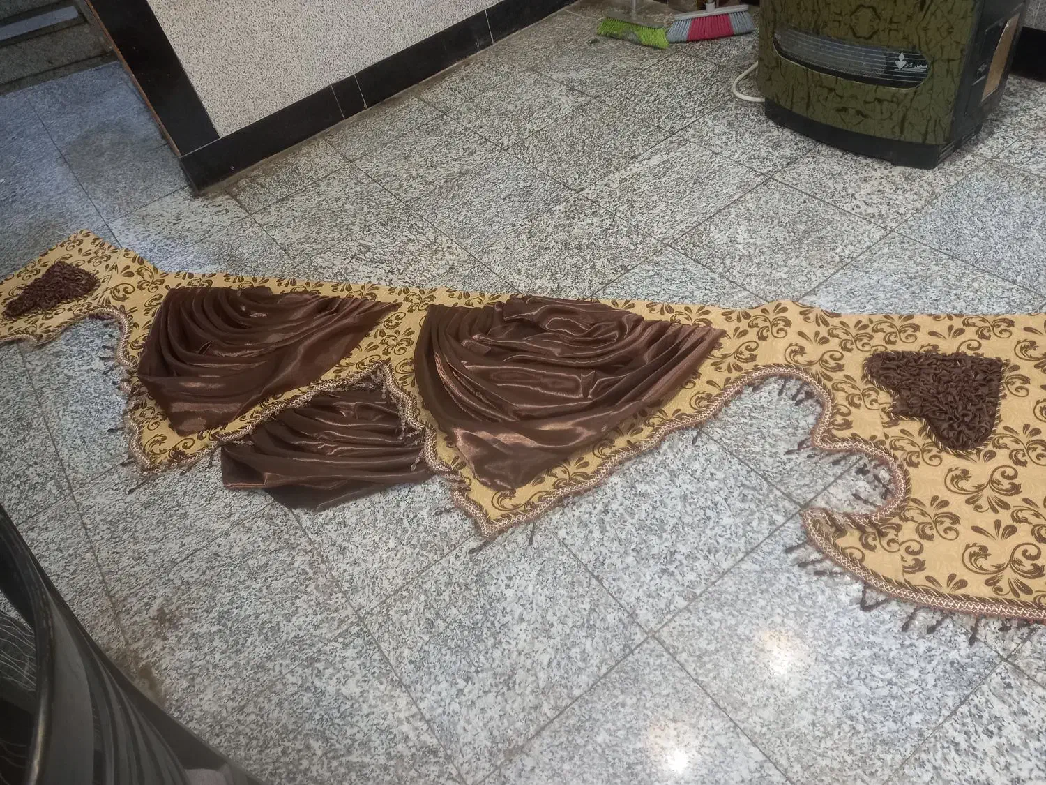 کتیبه قهوه‌ای رنگ|پرده، رانر، رومیزی|مشهد, خواجه ربیع|دیوار