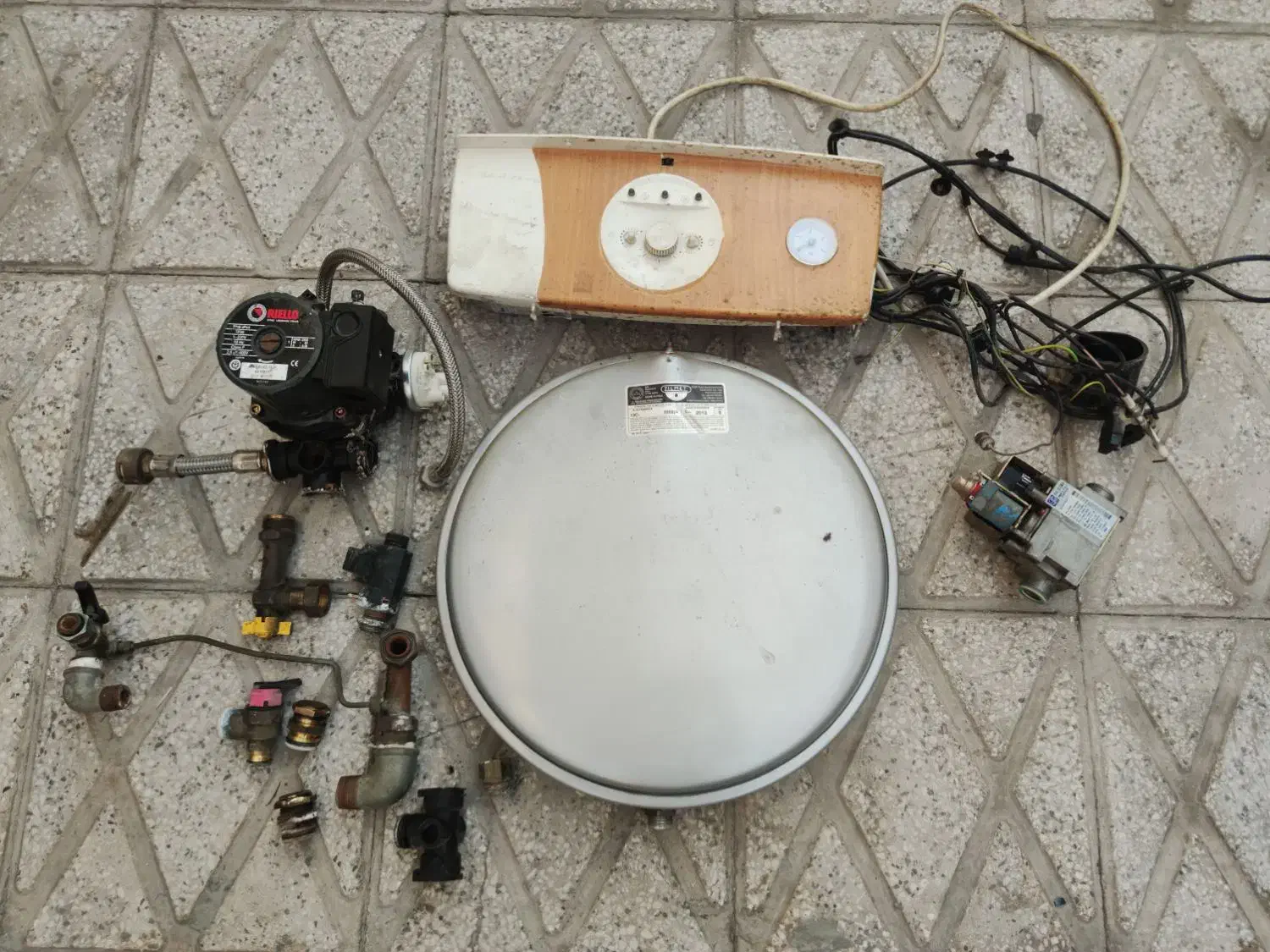 فروش لوازم پکیج بوتان مدل کالدا ونزیا 24000|آبگرمکن، پکیج، شوفاژ|فیروزآباد (فارس), |دیوار