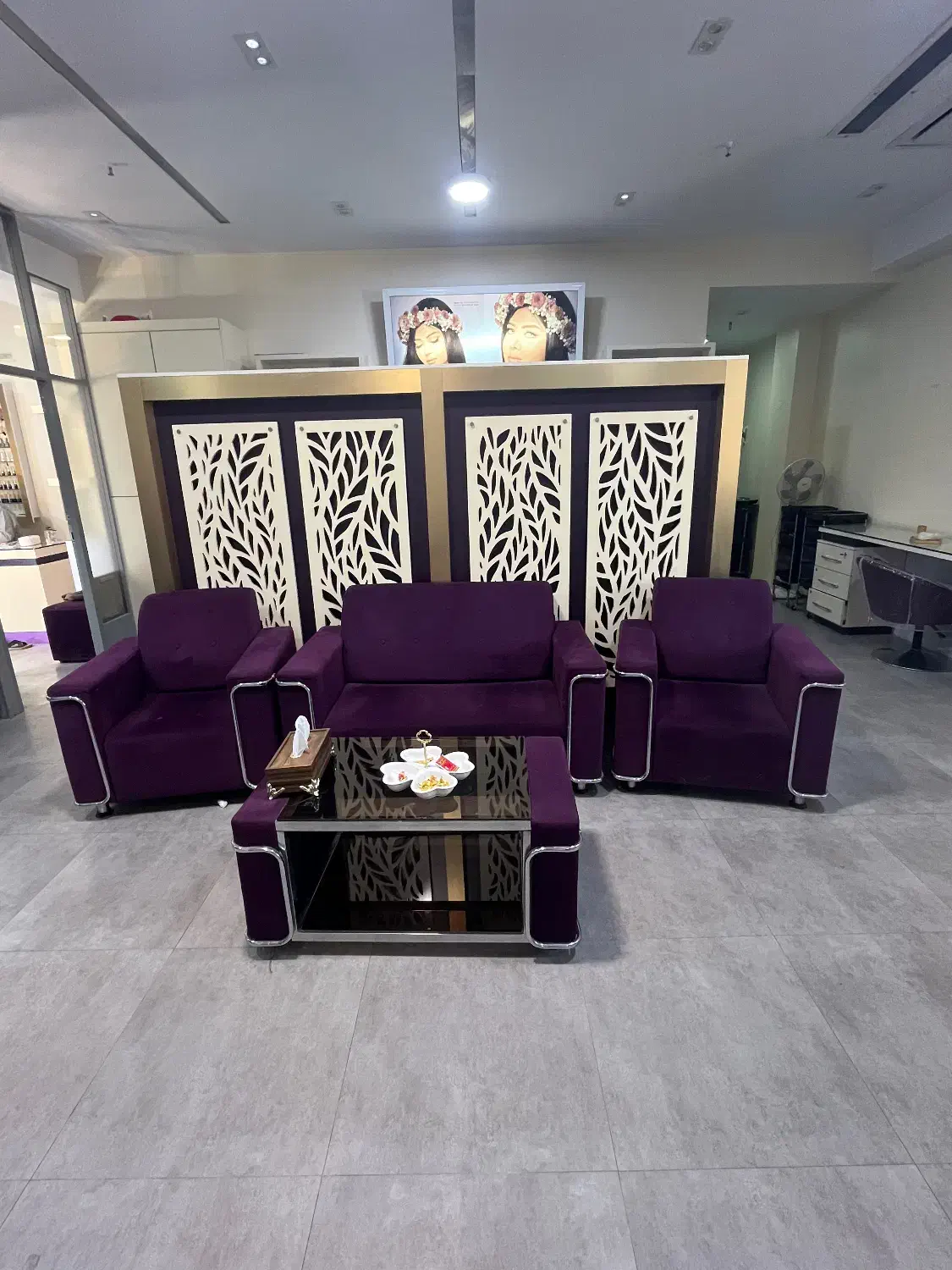 فروش مبل اداری ۵ تیکه به همراه میز شیشه ای|مبلمان اداری|کرج, گوهردشت|دیوار