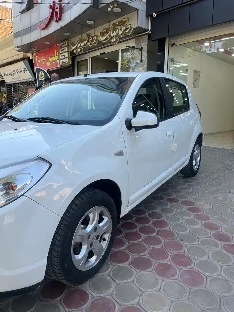 رنو ساندرو اتوماتیک سفید مدل ۹۶|خودرو سواری و وانت|اصفهان, فرح آباد|دیوار