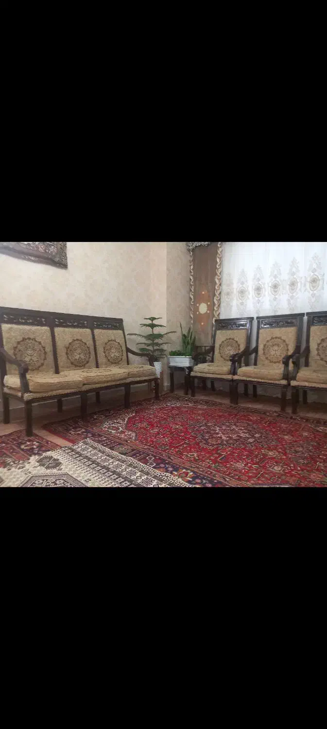 مبل ۹نفره به همراه یک میز بزرگ و دو میز کوچک|مبلمان خانگی و میز عسلی|مراغه, |دیوار