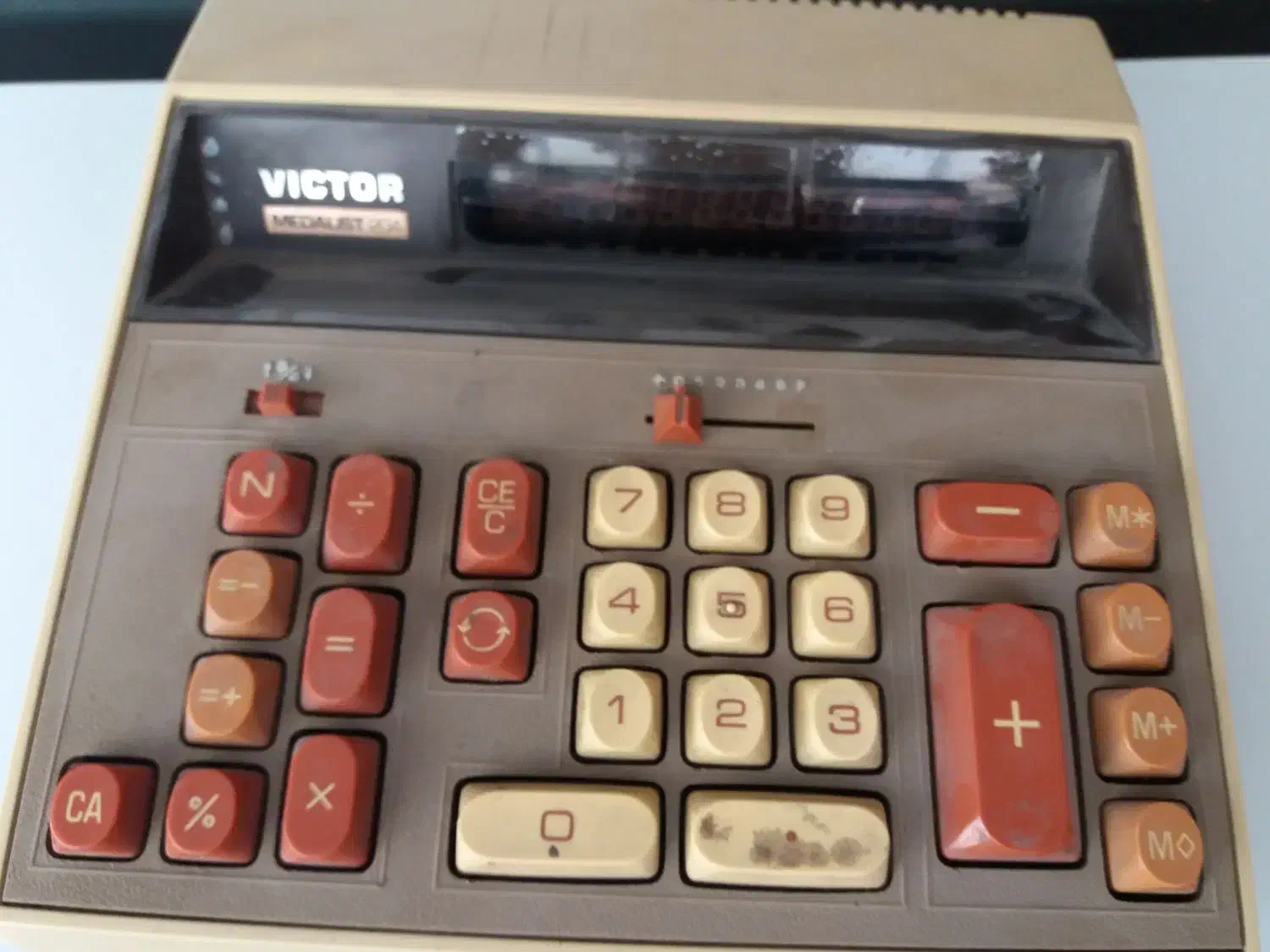 ماشین حساب قدیمی|کلکسیون اشیاء عتیقه|قم, نیروگاه|دیوار