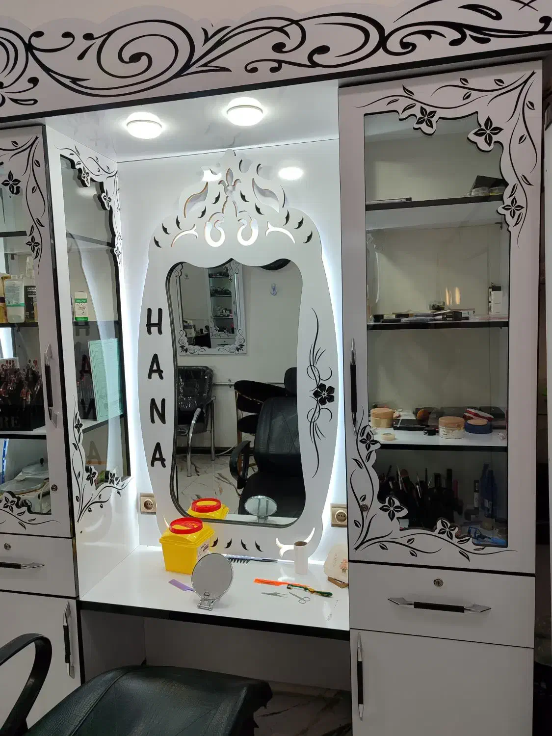 ویترین آرایشگاه زنانه|آرایشگاه و سالنهای زیبایی|گرمی, |دیوار
