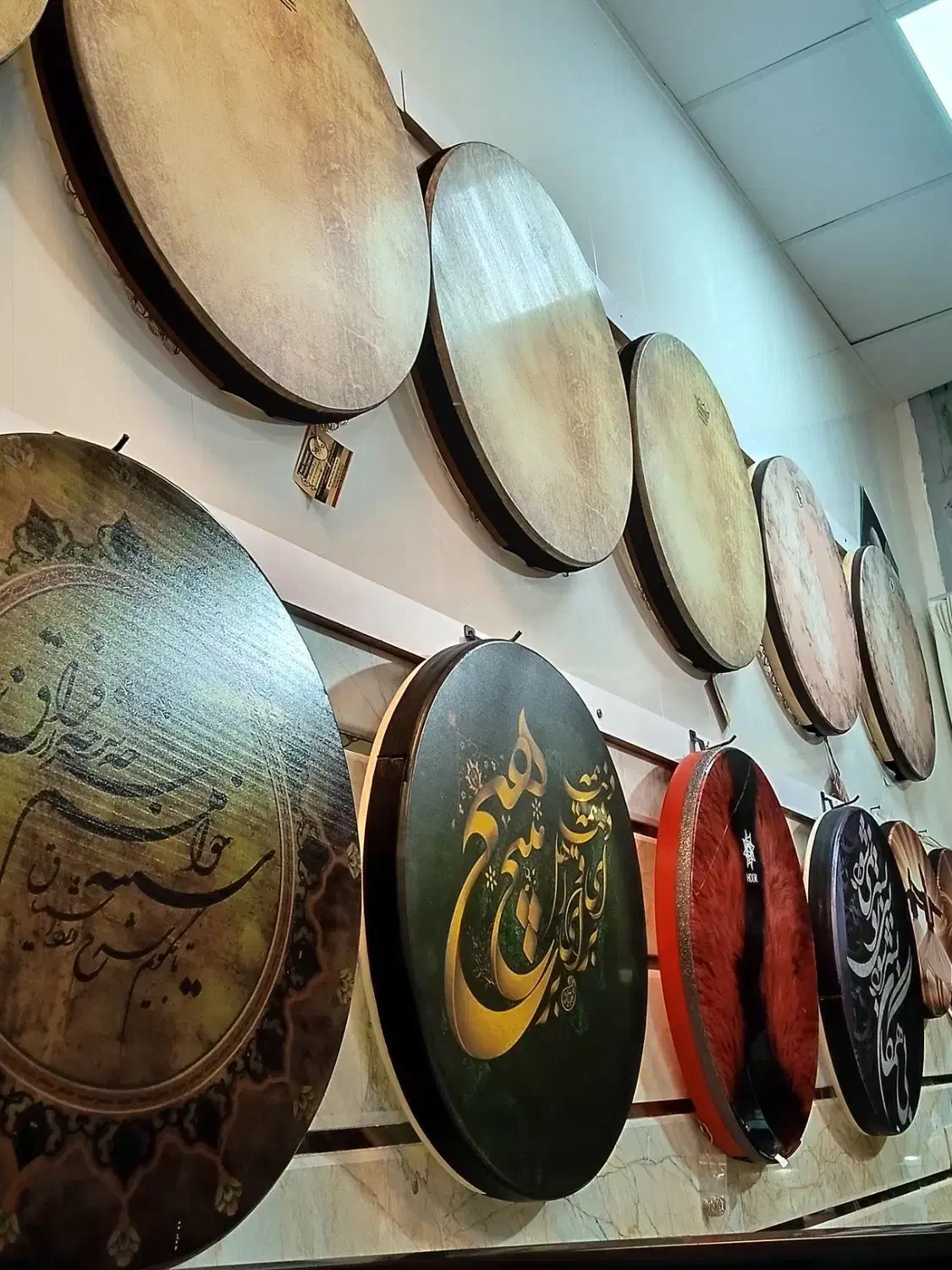 گالری موسیقی آونگ|گیتار، بیس، امپلیفایر|سرایان, |دیوار