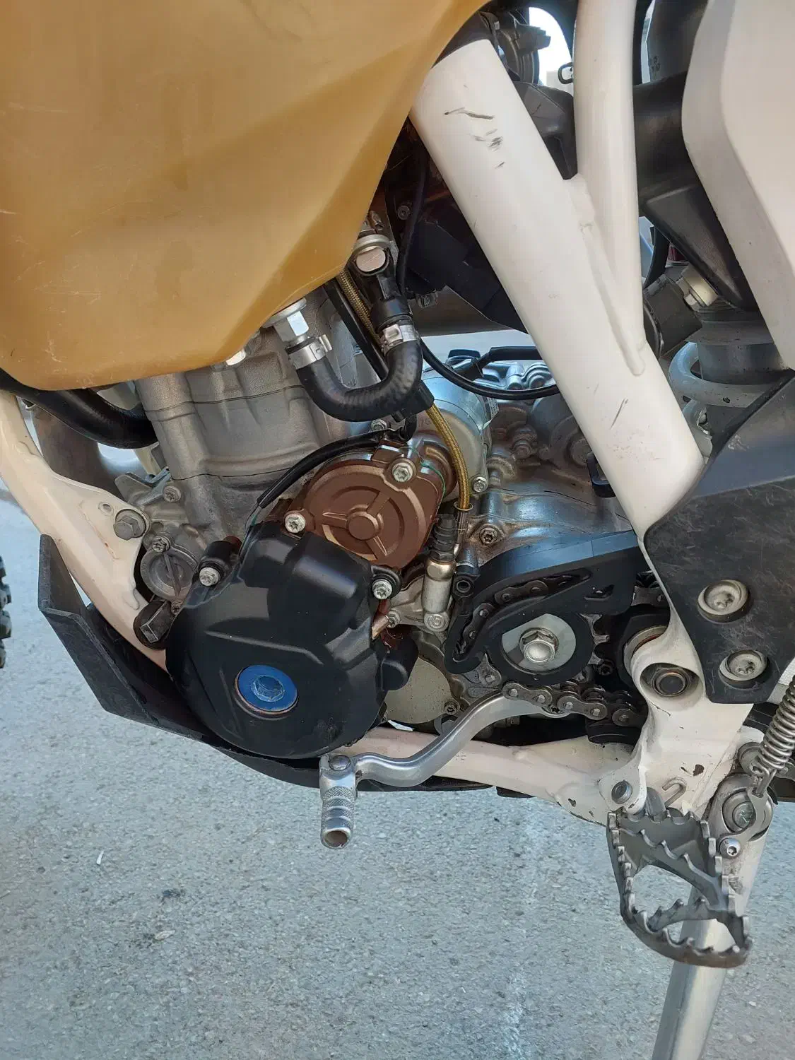 هاسکورانا ۲۵۰ پلاک ملی مدل ۲۰۱۶|موتورسیکلت|تهران, نعمت‌آباد|دیوار