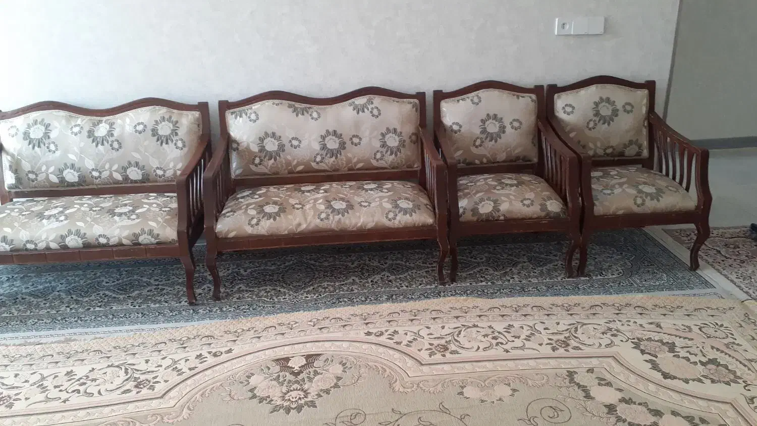 یک دست مبل ۶ نفره با۲ تاعسلی تمیزتمیز|مبلمان خانگی و میز عسلی|شیراز, شهرک مطهری|دیوار