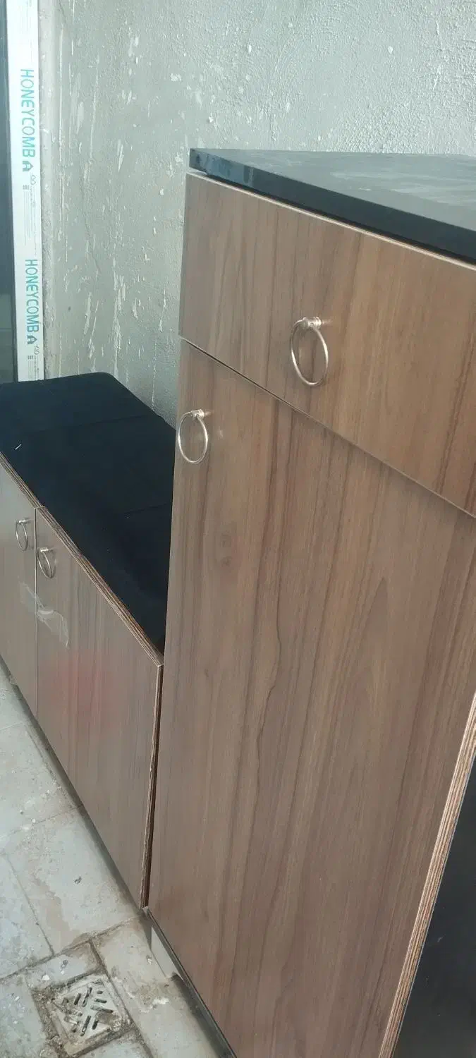 جاکفشی|جاکفشی، کمد، دراور|گلبهار, شهر جدید گلبهار|دیوار