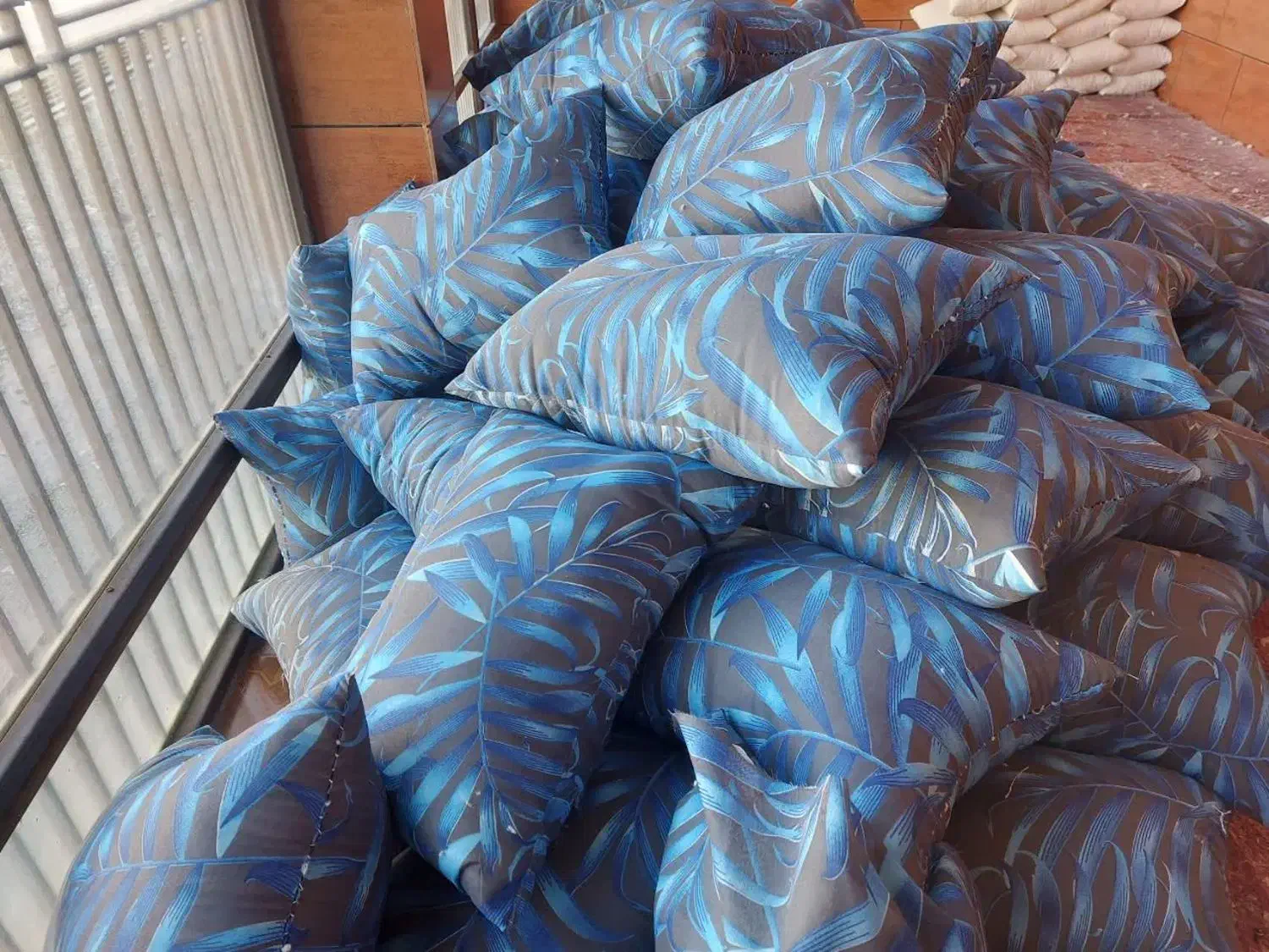 بالشت زیر سری درجه یک|رختخواب، بالش، پتو|شهرکرد, |دیوار