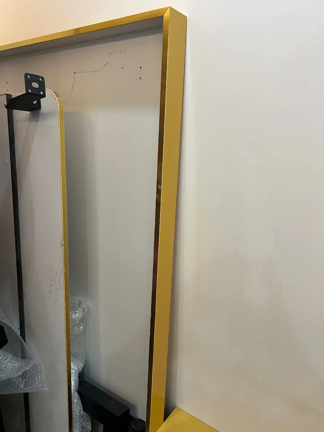 میز کار و تحریر در حد نو|مبلمان اداری|رشت, گلسار|دیوار