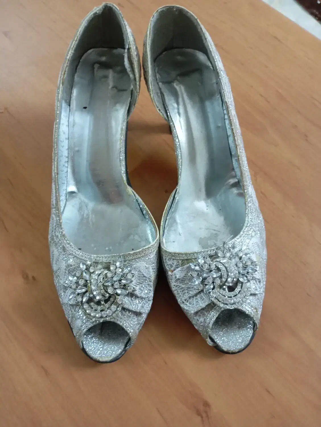 کفش مجلسی|کیف، کفش، کمربند|کاشان, باغ ماجد|دیوار