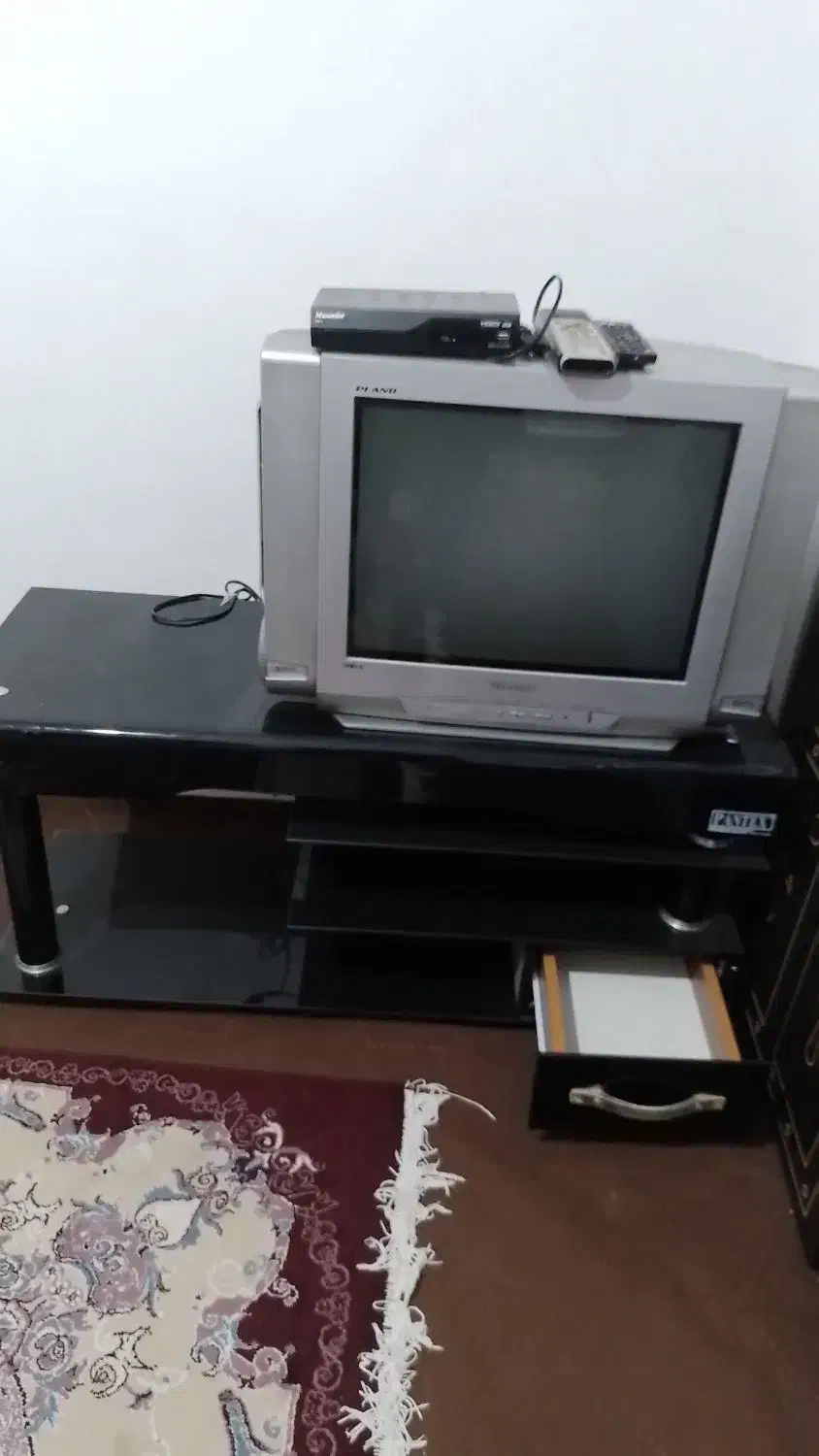 تلویزیون ۲۱اینج با میز دستگاه دیجتالی|تلویزیون و پروژکتور|بیستون, |دیوار