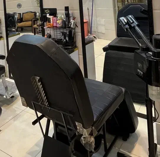 چند عدد صندلی آرایشگاه|آرایشگاه و سالن‌های زیبایی|شیراز, آزادگان|دیوار