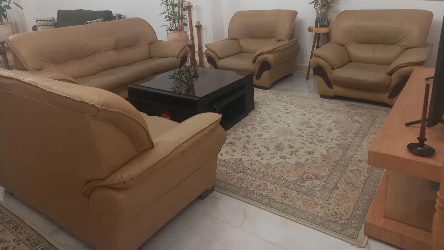 مبل ۷ نفره چرمی همراه جلومبلی و دو عسلی|مبلمان خانگی و میز عسلی|رشت, معلم|دیوار