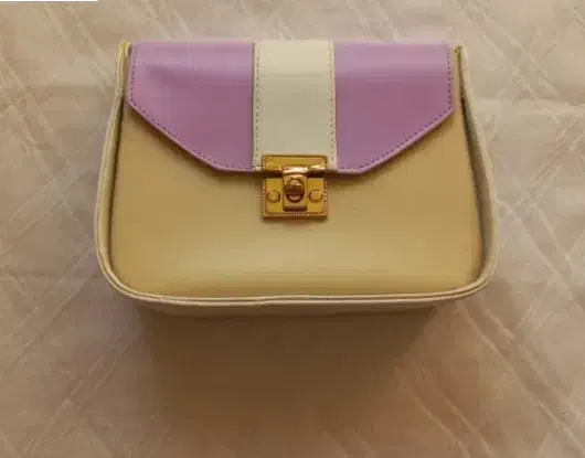 تعدادی کیف|کیف، کفش، کمربند|چناران, |دیوار