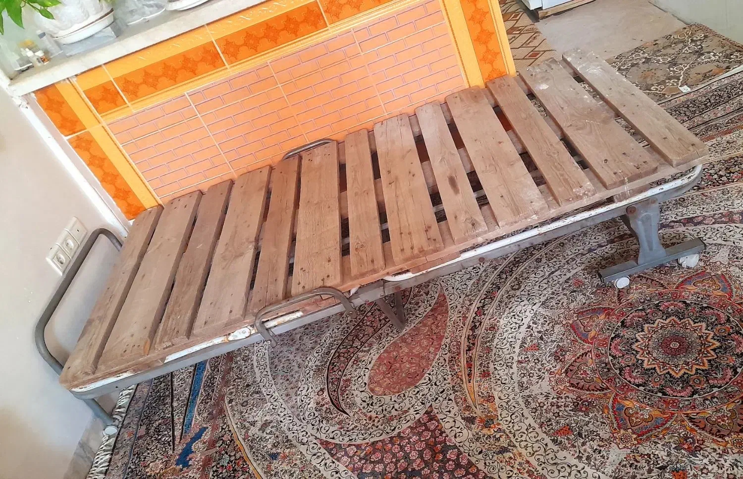 تخت بیمار دو شکن|تخت و سرویس خواب|قم, چهل درخت‎|دیوار