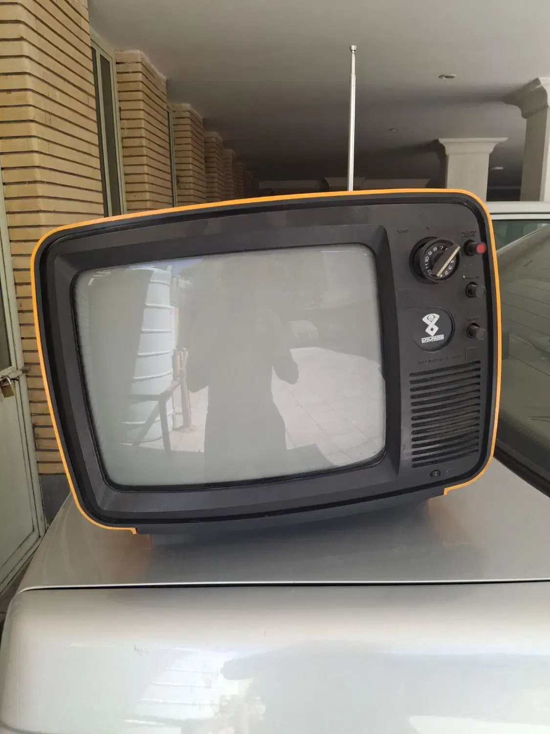 تلویزیون پارس ۱۴ اینچ سیاه و سفید نسبتا نو|تلویزیون و پروژکتور|اصفهان, باغ دریاچه|دیوار