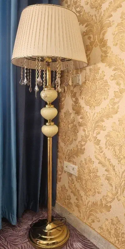 آباژرو ایستاده|چراغ خواب و آباژور|بروجرد, |دیوار