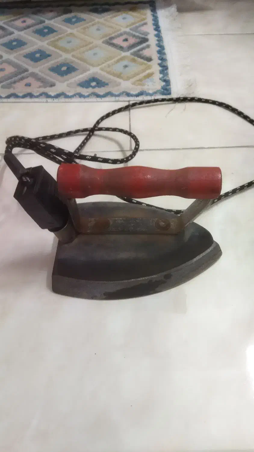 اتو عتیقه|کلکسیون اشیاء عتیقه|اصفهان, خانه اصفهان|دیوار