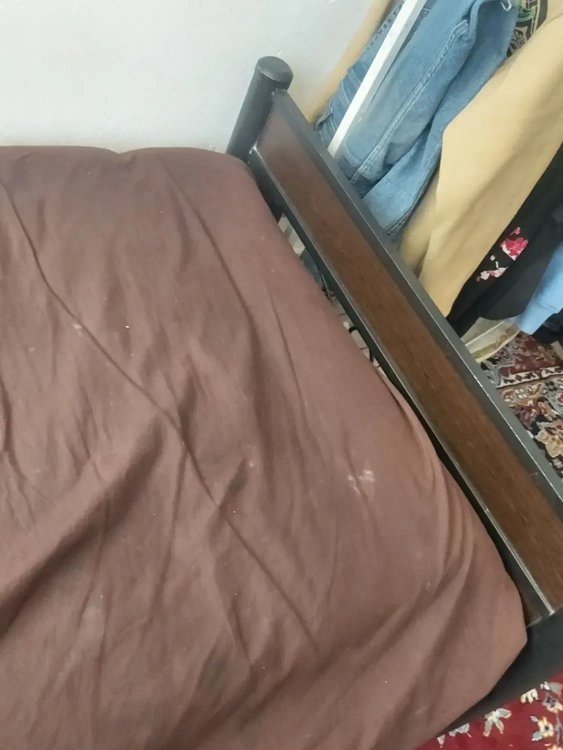 یک عدد تخت چوب فلز یک نفره شهر صدرا در حد نو|تخت و سرویس خواب|صدرا-فارس, فاز ۱|دیوار