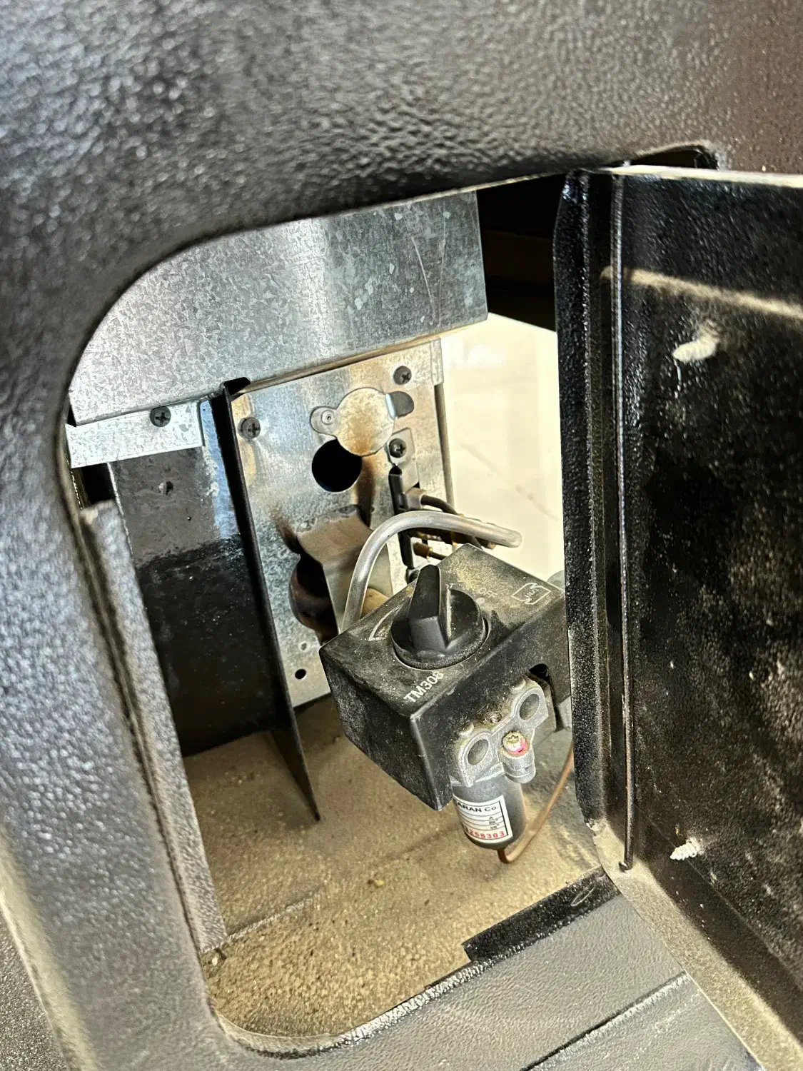 بخاری در حد نو کم کار|بخاری، هیتر، شومینه|گلبهار, شهر جدید گلبهار|دیوار