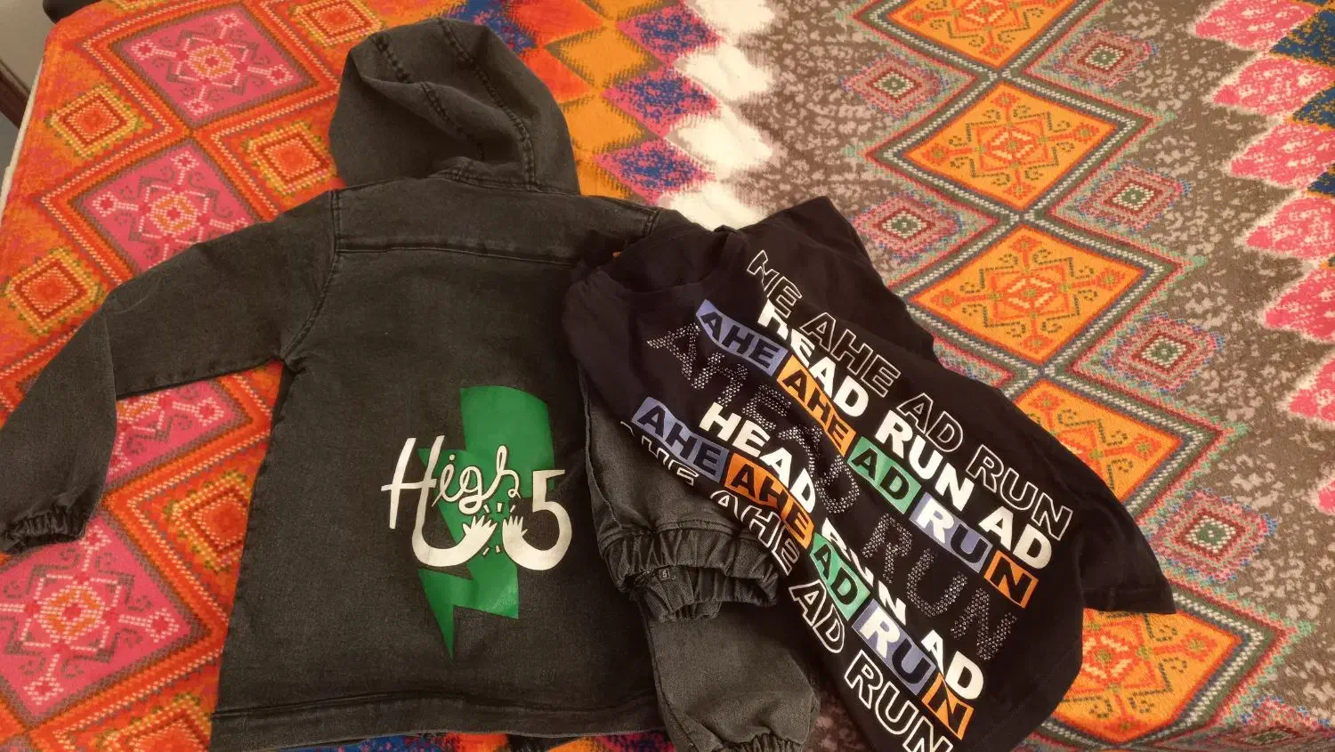 لباس بچگانه|کفش و لباس بچه|چاف و چمخاله, |دیوار