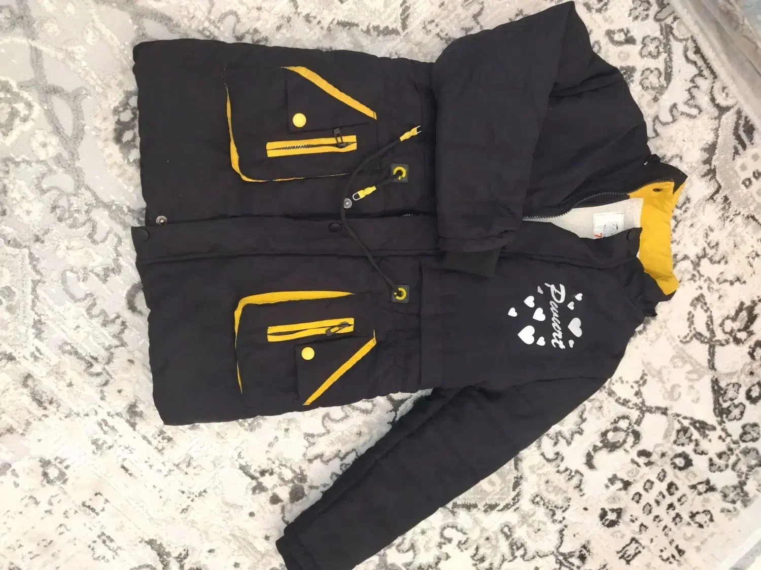 تعدادی لباس در حد نو|لباس|بومهن, |دیوار