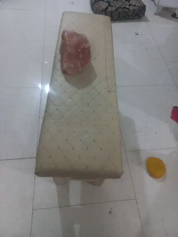 نیمکت دونفره کارگاهی روکش چرم در دورنگ زرشکی وکرم|صندلی و نیمکت|تهران, صادقیه|دیوار