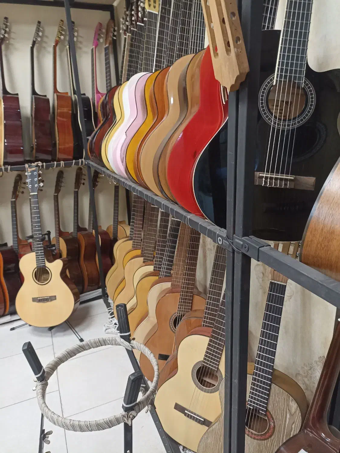 انواع ساز الات موسیقی|گیتار، بیس، امپلیفایر|کاشان, میدان کهنه|دیوار