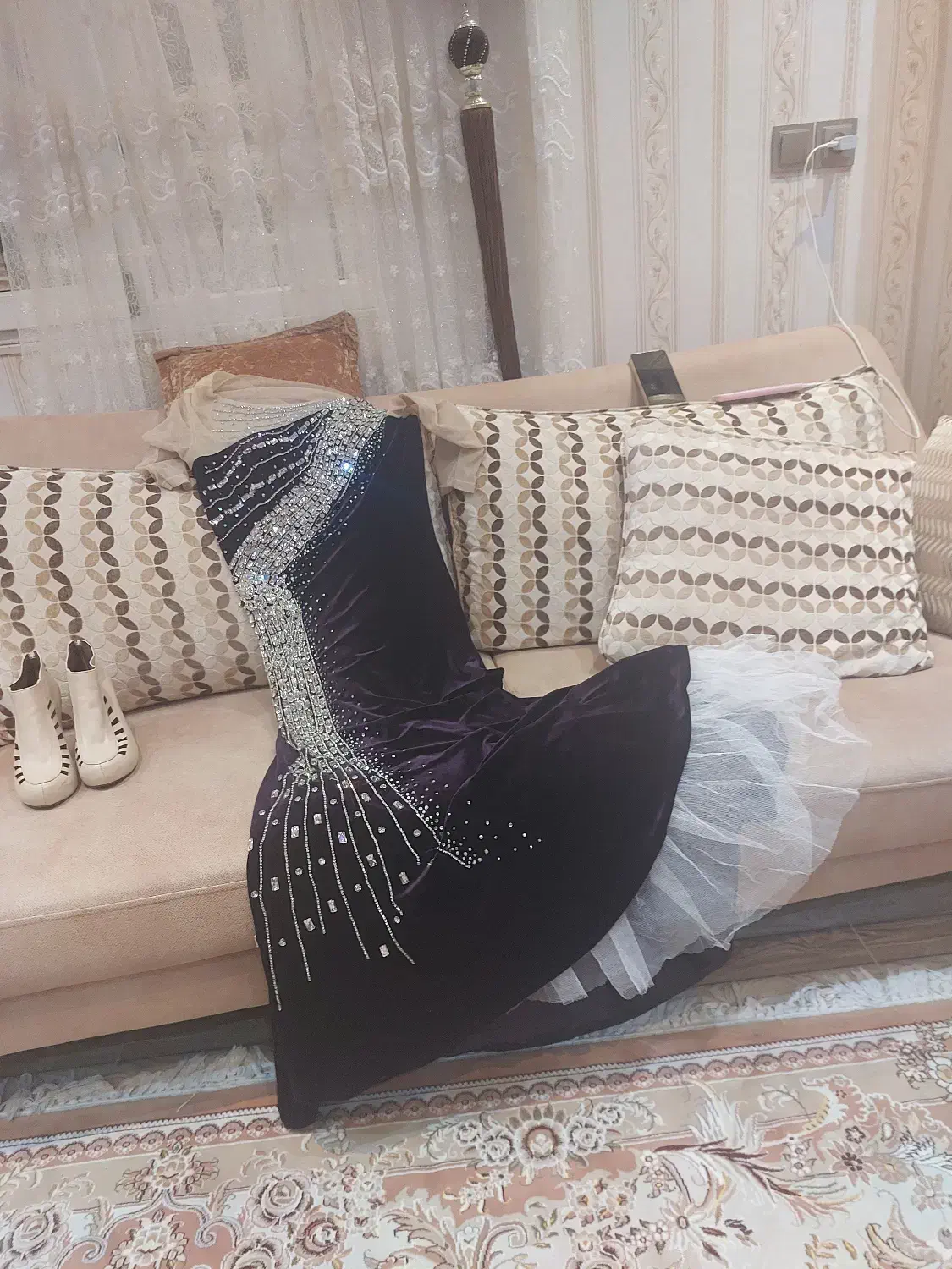 پیراهن مخمل سنگ دوزی ترک و کفش|لباس|رشت, نظری|دیوار