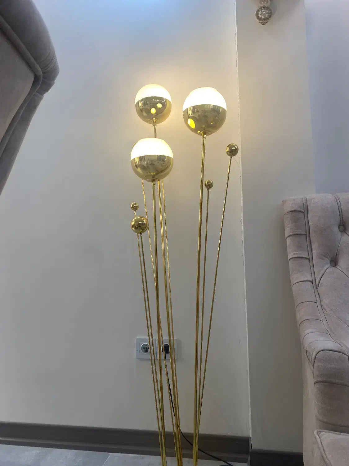 کنار سالنی|چراغ خواب و آباژور|تهران, نیروی هوایی (پیروزی)|دیوار