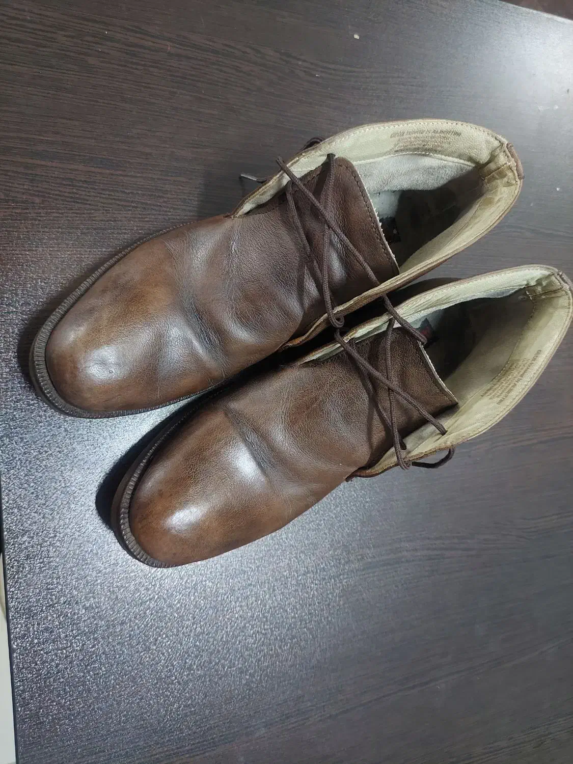 کفش چرم|کیف، کفش، کمربند|آفتاب, |دیوار