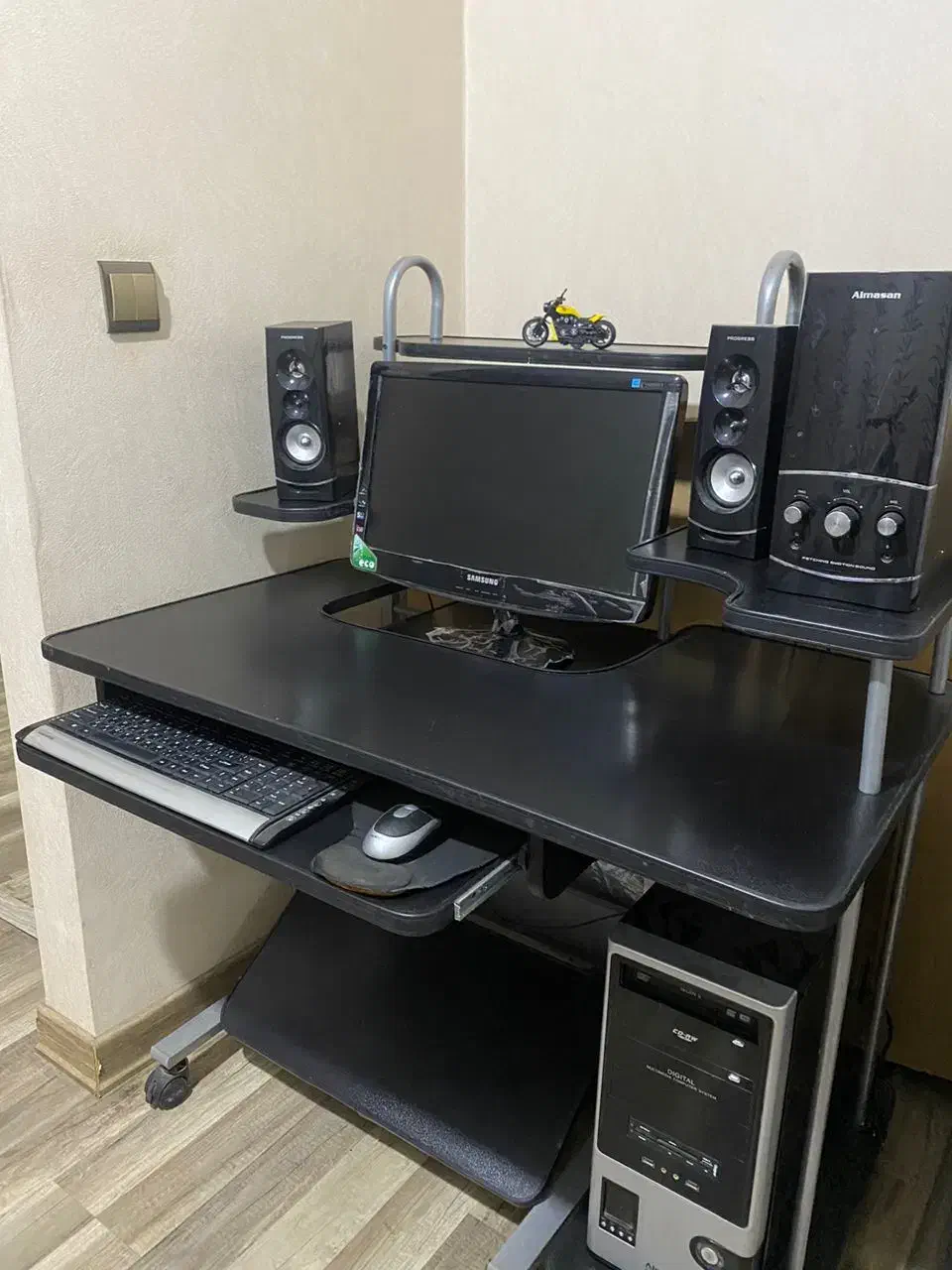 کامپیوتر با میز کاملا سالم|رایانه رومیزی|اصفهان, شیخ اشراق|دیوار