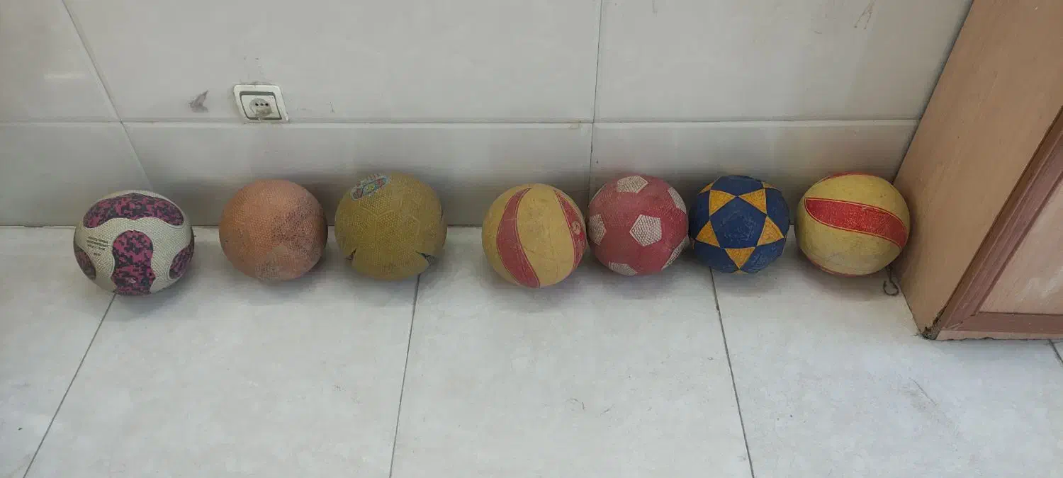 تعدادی توپ والیبال و فوتبال|ورزش‌های توپی|بروجرد, |دیوار