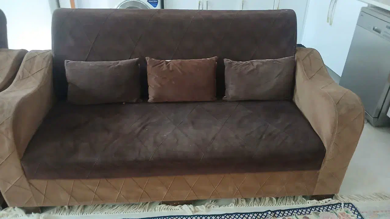 مبل ۷ نفره همراه با یک میز بزرگ و ۳ میز عسلی|مبلمان خانگی و میز عسلی|زبرخان, |دیوار