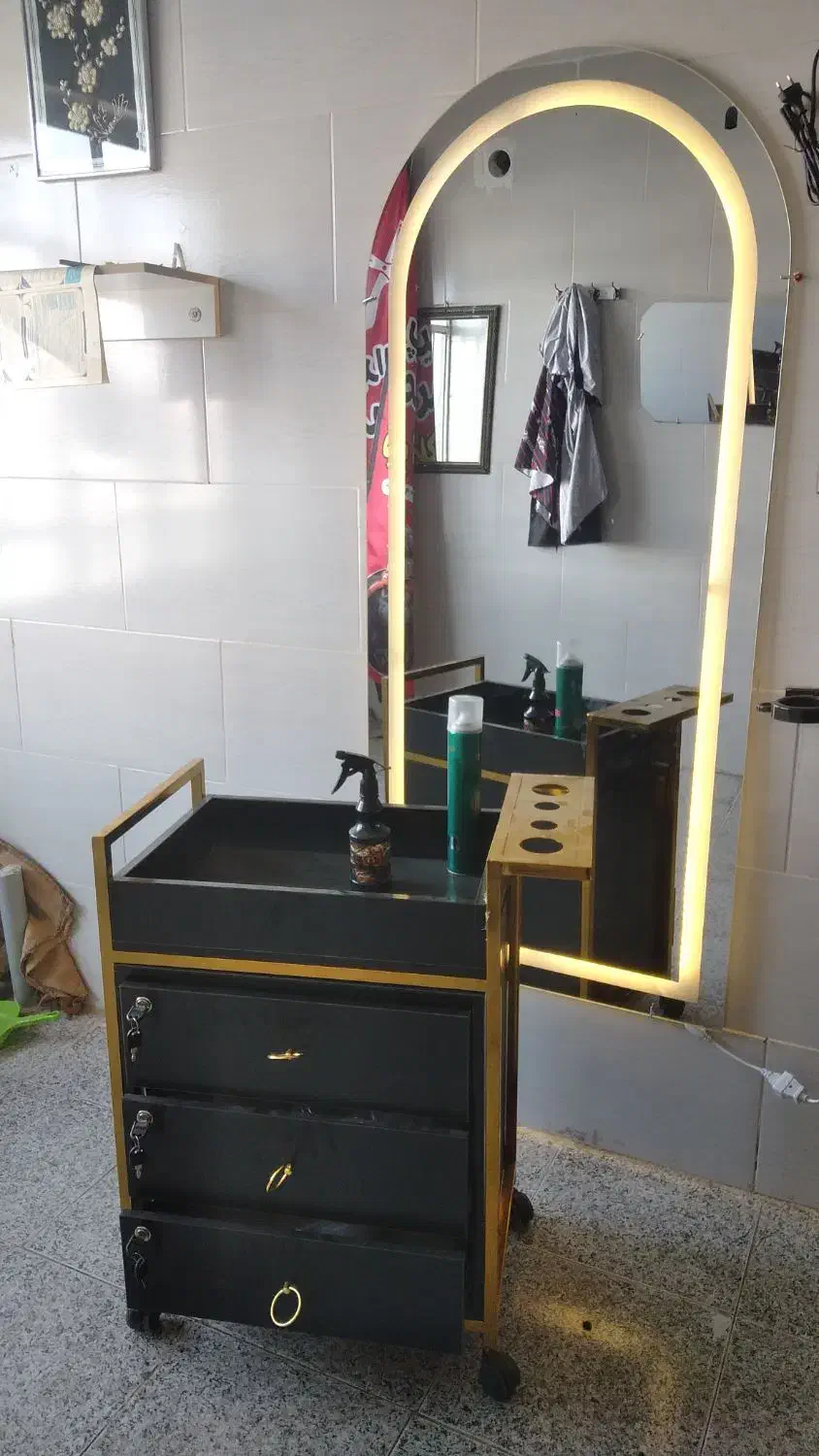 وسایل آرایشگاه|آرایشگاه و سالن‌های زیبایی|دهگلان, |دیوار