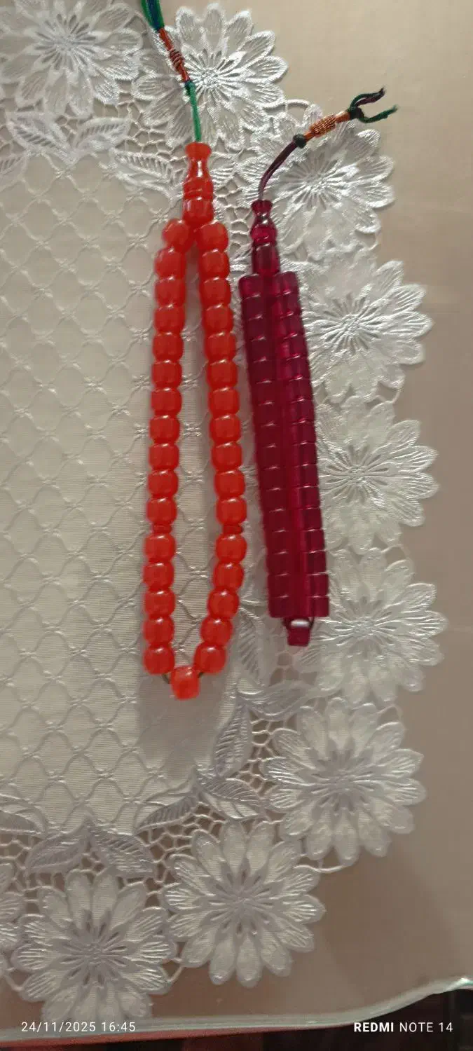 دوعدد تسبیح سندلوس و کهربا|کلکسیون اشیاء عتیقه|خوی, |دیوار