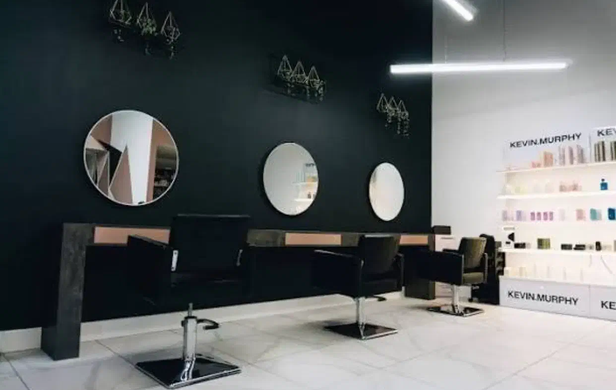 اجاره تخت مژه و میز ناخن در سالن زیبایی لنگرود|خدمات آرایشگری و زیبایی|لنگرود, |دیوار