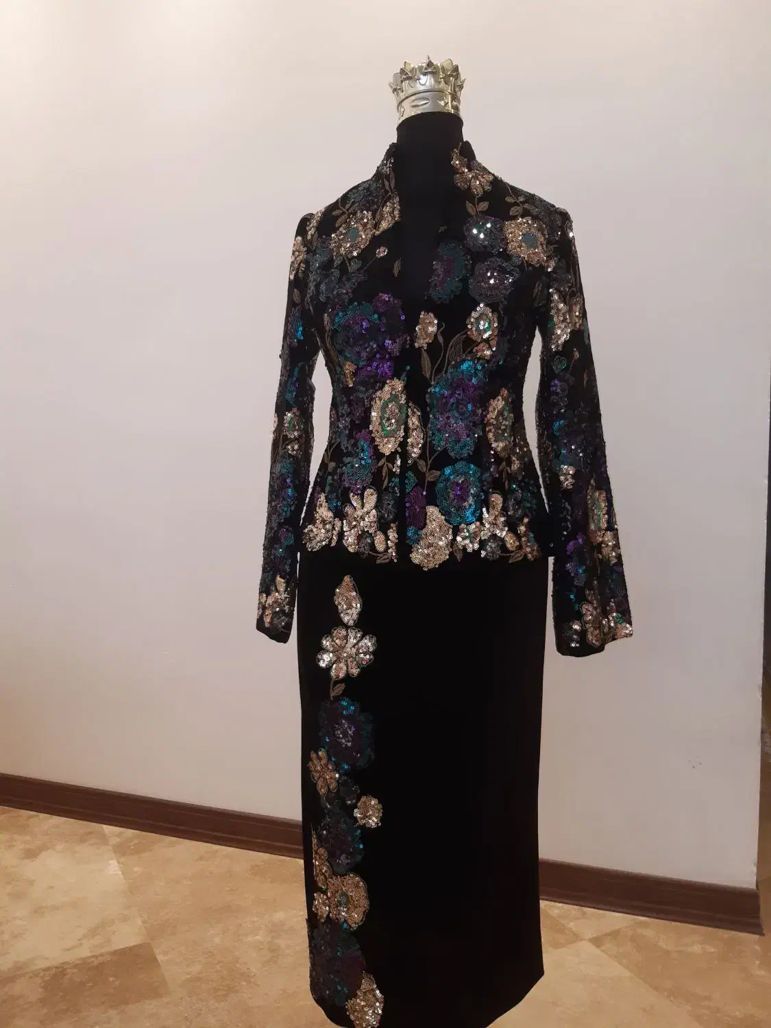 پیراهن و کت مجلسی|لباس|کاشان, دشت چال|دیوار