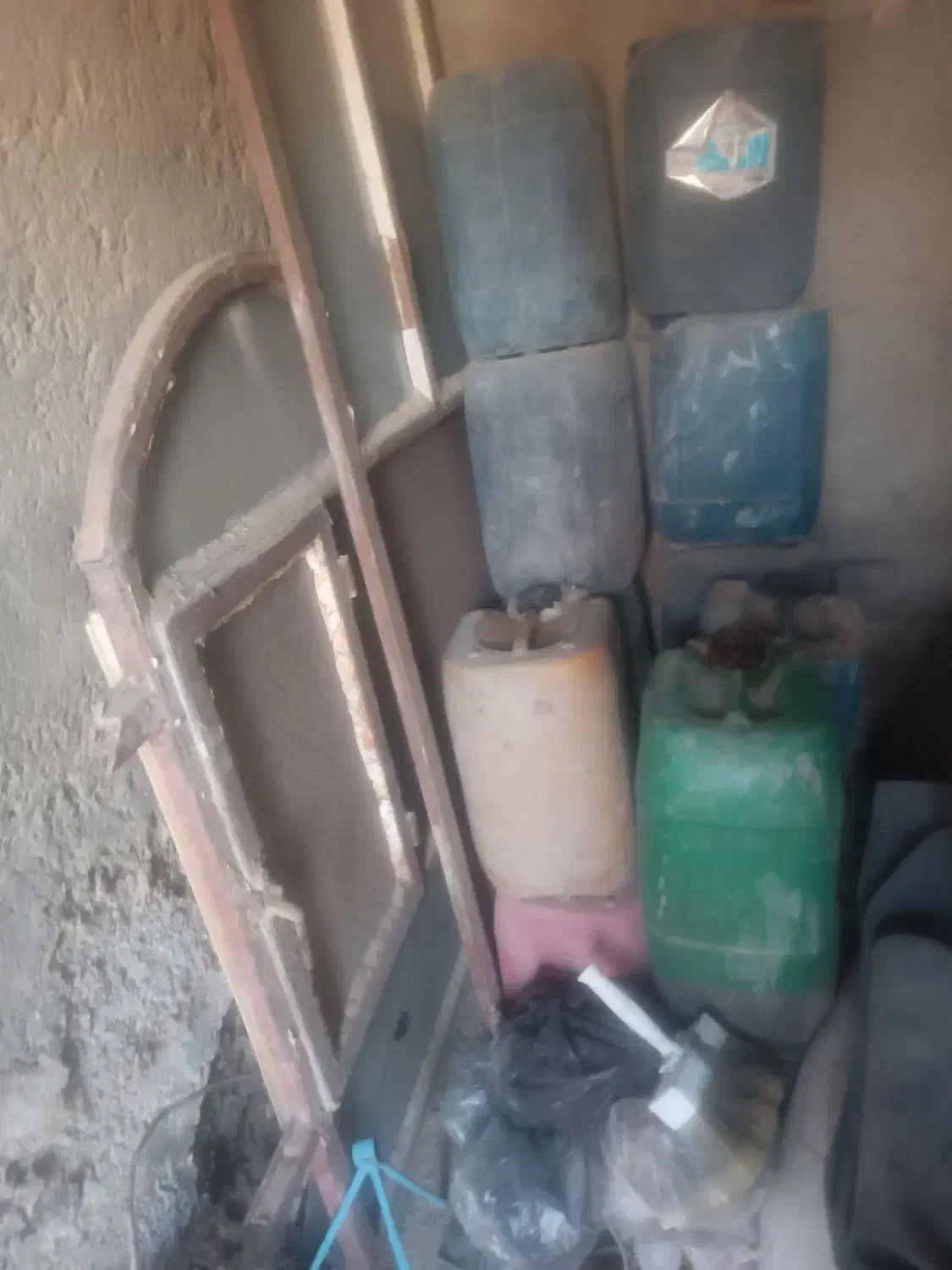 گالن خارجی|ظروف نگهدارنده، پلاستیکی، یکبارمصرف|نیمروز, |دیوار