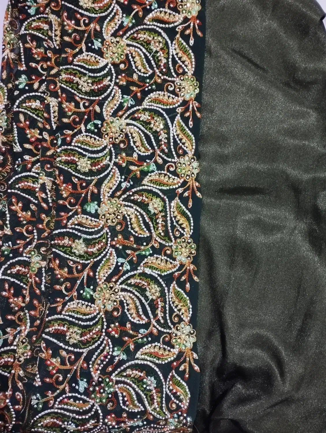 دو دست لباس کردی دوخته شده|لباس|قروه, |دیوار