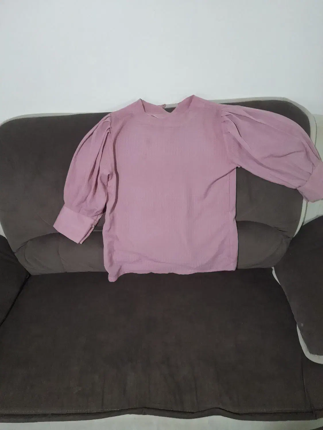 چند عدد لباس نو|لباس|رشت, دیانتی|دیوار