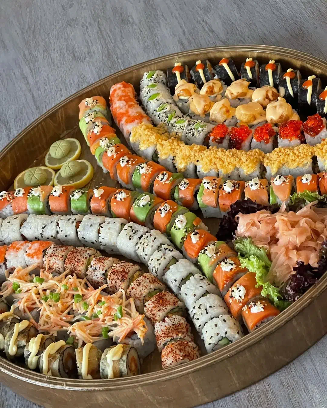 استخدام سوشی زن و کمک سوشی زن در رستوران|استخدام خدمات فروشگاه و رستوران|تهران, زعفرانیه|دیوار