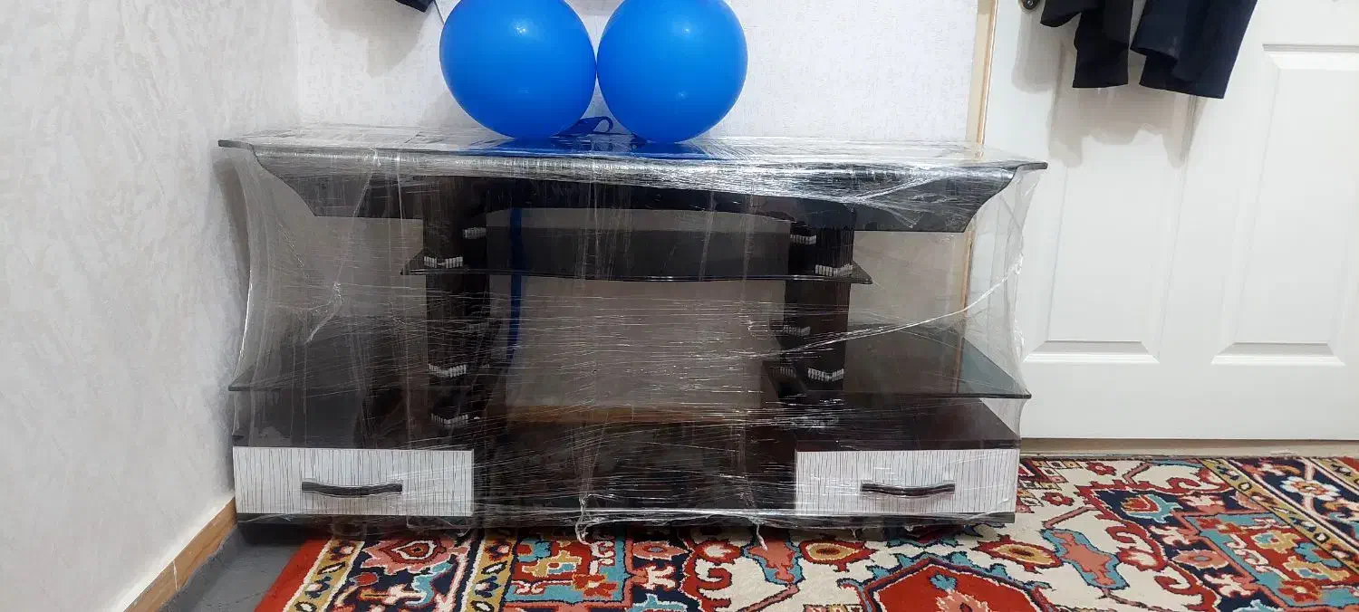 میز تلویزیون شیشه خم کاملا سالم بدون خط و خش|میز تلویزیون|خسروشاه, |دیوار