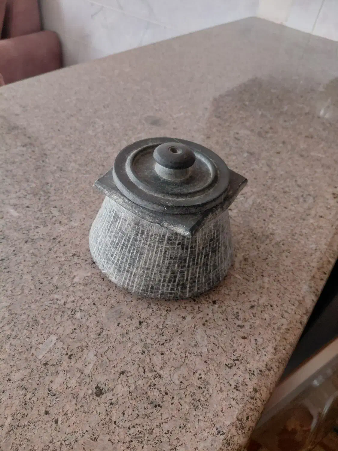 دیگ سنگی قدیمی|ظروف پختوپز|یزد, |دیوار